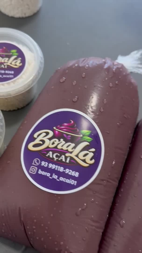 Sacos de açaí com a etiqueta Bora Lá Açaí e pote de tapioca